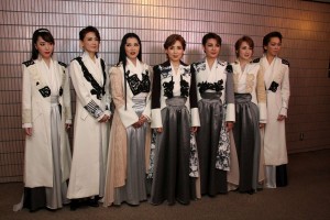 囲み取材に応じてくれた、(左から)貴城、姿月、高嶺、杜、麻路、稔、湖月