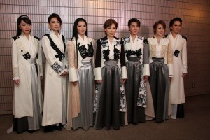 囲み取材に応じてくれた、(左から)貴城、姿月、高嶺、杜、麻路、稔、湖月