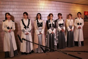 囲み取材に応じてくれた、(左から)貴城、姿月、高嶺、杜、麻路、稔、湖月