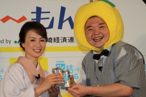 「氷結ストロング 宮崎産日向夏<期間限定>」記者会見に出席した花田景子と内山信二