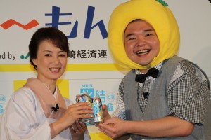 「氷結ストロング 宮崎産日向夏<期間限定>」記者会見に出席した花田景子と内山信二