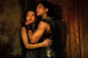 『ポンペイ』場面写真 キット・ハリンソン&エミリー・ブラウニング