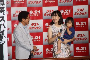 『ラストミッション』イベントに娘と孫とともに登壇した具志堅用高