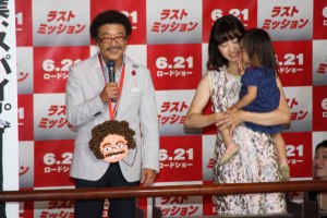 『ラストミッション』イベントに娘と孫とともに登壇した具志堅用高