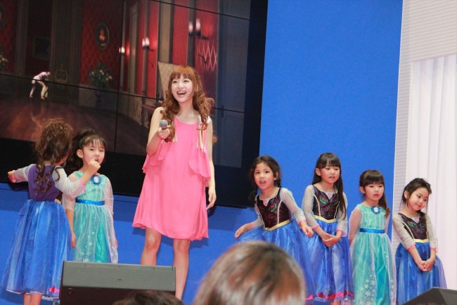 『アナと雪の女王』の神田沙也加、東京おもちゃショーに登場