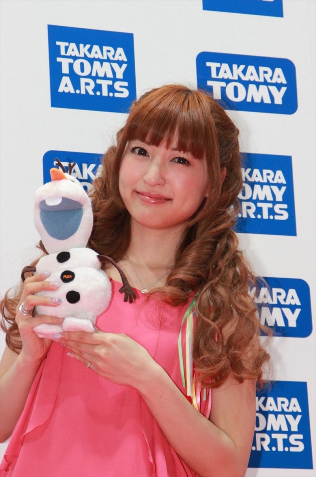 『アナと雪の女王』の神田沙也加、東京おもちゃショーに登場