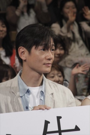 『同窓生 ~人は、三度、恋をする~』試写会で舞台挨拶を行った井浦新