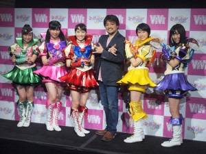 『ムーンライト伝説』などを熱唱し会場を盛り上げたももいろクローバーZと境宗久監督