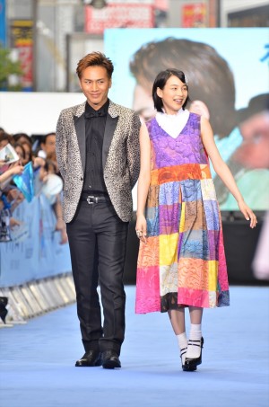 『ホットロード』ブルーカーペットを歩く能年玲奈と登坂広臣