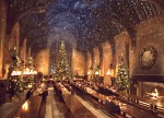 ホグワーツ魔法魔術学校の大食堂のクリスマス。