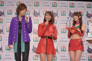 「セブン‐イレブン×エヴァンゲリオン作戦始動」発表会に登場したDAIGO、加藤夏希
