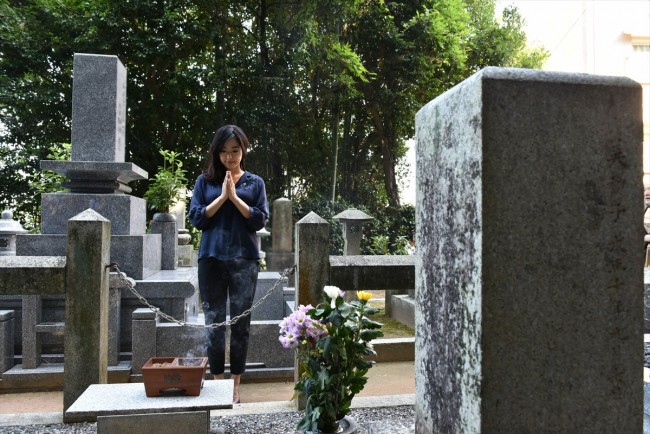 NHK大河ドラマ『花燃ゆ』　自身が演じる杉文の墓前を訪れた井上真央