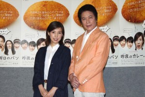 仲里依紗、鹿賀丈史、『昨夜のカレー、明日のパン』試写会にて
