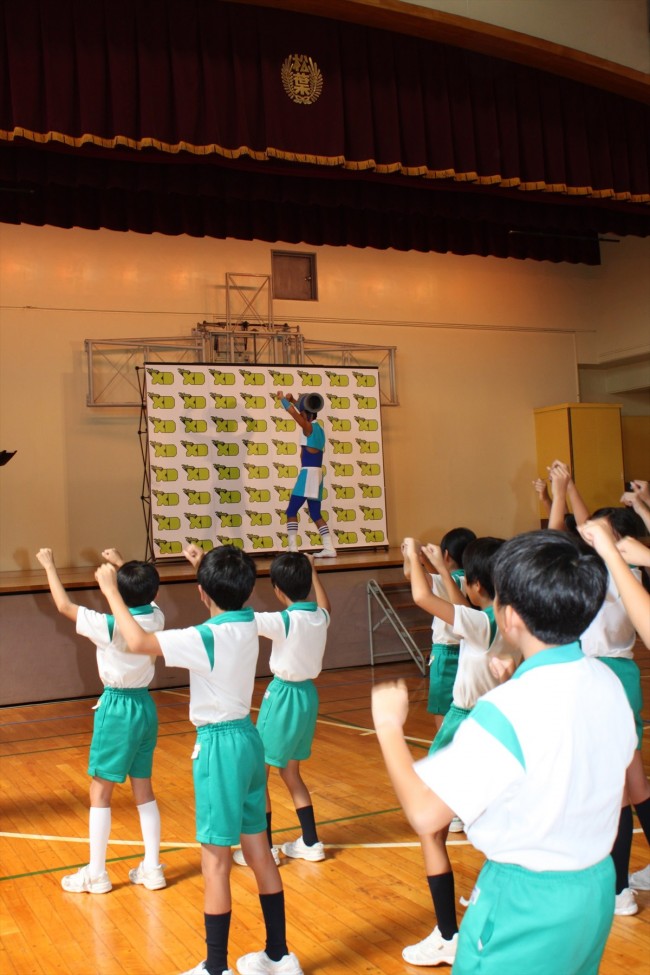 小島よしお、“腹筋ドッカン先輩”に扮して小学校で特別授業を行う。