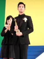 キム・スヒョン、「東京ドラマアウォード2014」ベストアクター イン アジア受賞（『星から来たあなた』）