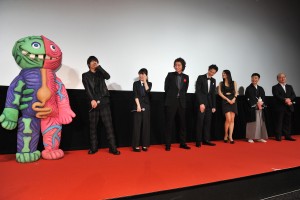 映画『ST 赤と白の捜査ファイル』完成披露試写会に出席した窪田正孝、志田未来、藤原竜也、岡田将生、芦名星、三宅弘城、佐藤東弥監督