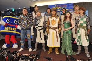 『モンティ・パイソンのSPAMALOT featuring SPAM(R)』囲み取材の様子