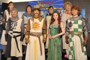 『モンティ・パイソンのSPAMALOT featuring SPAM(R)』囲み取材の様子