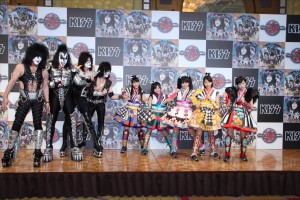 KISS来日会見にゲストで登場した、ももいろクローバーZ