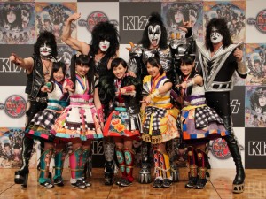 KISS来日会見にゲストで登場した、ももいろクローバーZ