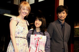NHK連続ドラマ小説バトンタッチセレモニーに登場したシャーロット・ケイト・フォックス、土屋太鳳、玉山鉄二