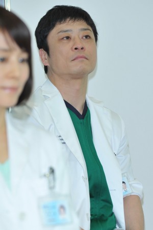 『医師たちの恋愛事情』記者会見に登場した三宅弘城