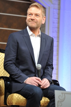 『シンデレラ』来日記者会見に登壇したケネス・ブラナー監督