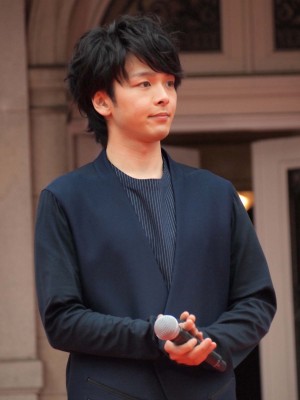 『王妃の館』完成披露イベントに登壇した中村倫也