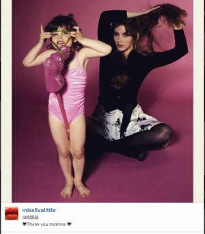 リヴ・タイラー、「母の日」に母親(右)との写真を投稿