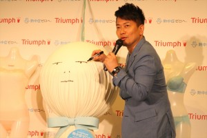 「天使のブラ 極上の谷間」発売記念イベントに登場した宮迫博之