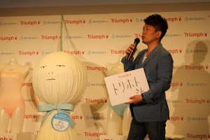 「天使のブラ 極上の谷間」発売記念イベントに登場した宮迫博之