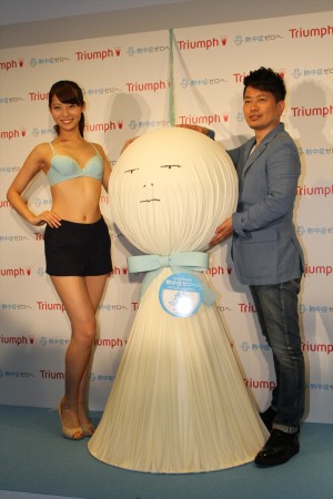 「天使のブラ 極上の谷間」発売記念イベントに登場した永田レイナ、宮迫博之