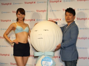 「天使のブラ 極上の谷間」発売記念イベントに登場した永田レイナ、宮迫博之