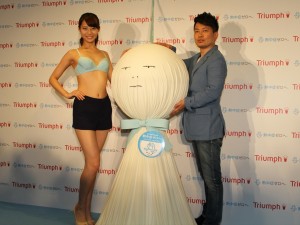 「天使のブラ 極上の谷間」発売記念イベントに登場した永田レイナ、宮迫博之