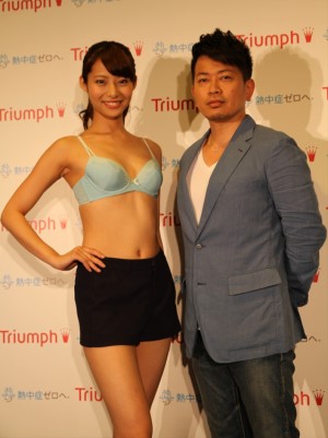 「天使のブラ 極上の谷間」発売記念イベントに登場した永田レイナ、宮迫博之