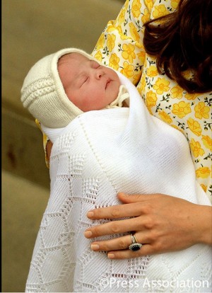 <退院時>女児を出産したキャサリン妃、ウィリアム王子とともにお披露目