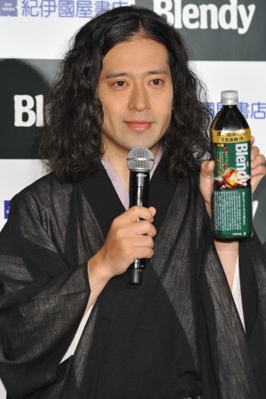 『「深い珈琲エッセイ」付きブレンディボトルコーヒー BOOKボトル』新発売記念イベントに出席した又吉直樹