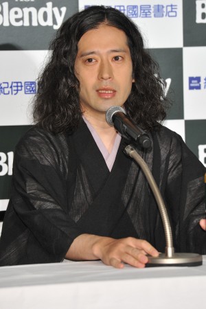 『「深い珈琲エッセイ」付きブレンディボトルコーヒー BOOKボトル』新発売記念イベントに出席した又吉直樹