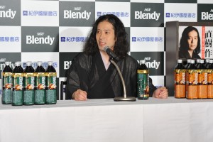 『「深い珈琲エッセイ」付きブレンディボトルコーヒー BOOKボトル』新発売記念イベントに出席した又吉直樹