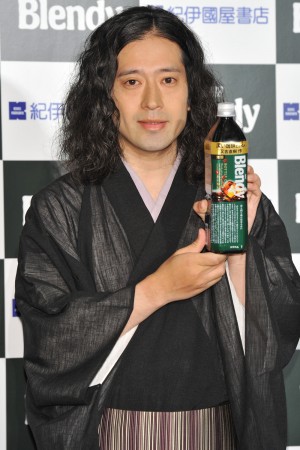 『「深い珈琲エッセイ」付きブレンディボトルコーヒー BOOKボトル』新発売記念イベントに出席した又吉直樹