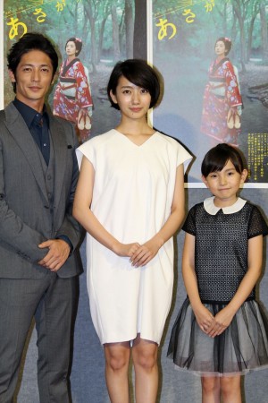 朝ドラ『あさが来た』第1週完成披露試写会に出席した波留、玉木宏、鈴木梨央