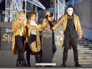 イルミネーション点灯式に出席したゴールデンボンバー