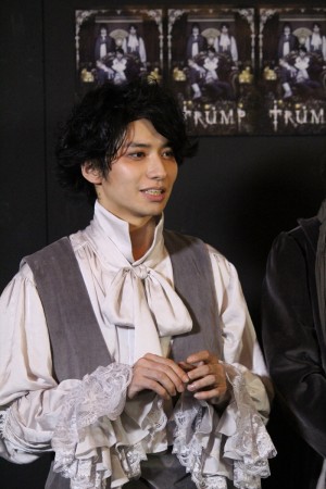 『TRUMP』囲み取材に出席した武田航平