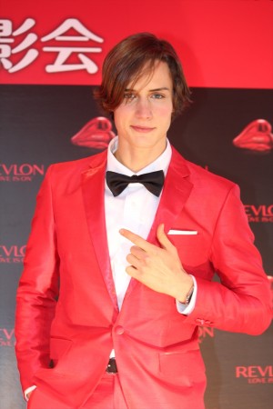 「レブロン ラブ イズ オン オードトワレ」発売記念イベントに登場したロマ・トニオロ