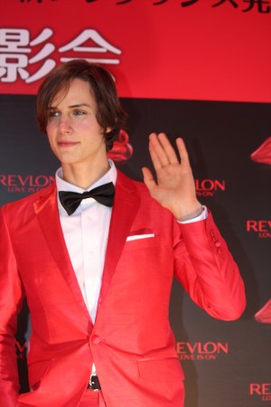 「レブロン ラブ イズ オン オードトワレ」発売記念イベントに登場したロマ・トニオロ