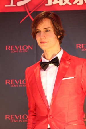 「レブロン ラブ イズ オン オードトワレ」発売記念イベントに登場したロマ・トニオロ