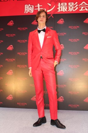 「レブロン ラブ イズ オン オードトワレ」発売記念イベントに登場したロマ・トニオロ