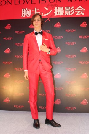 「レブロン ラブ イズ オン オードトワレ」発売記念イベントに登場したロマ・トニオロ