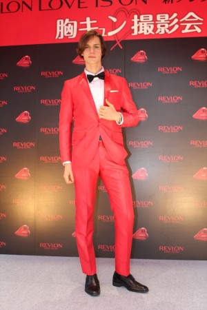 「レブロン ラブ イズ オン オードトワレ」発売記念イベントに登場したロマ・トニオロ