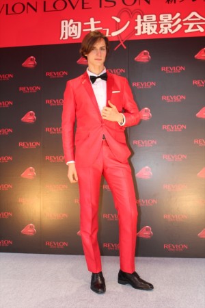 「レブロン ラブ イズ オン オードトワレ」発売記念イベントに登場したロマ・トニオロ